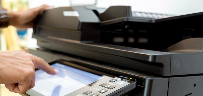Ein Multifunktionsdrucker ist ein praktisches Gerät, das Druck-, Kopier-, Scan- und Faxfunktionen in einem Gerät vereint.